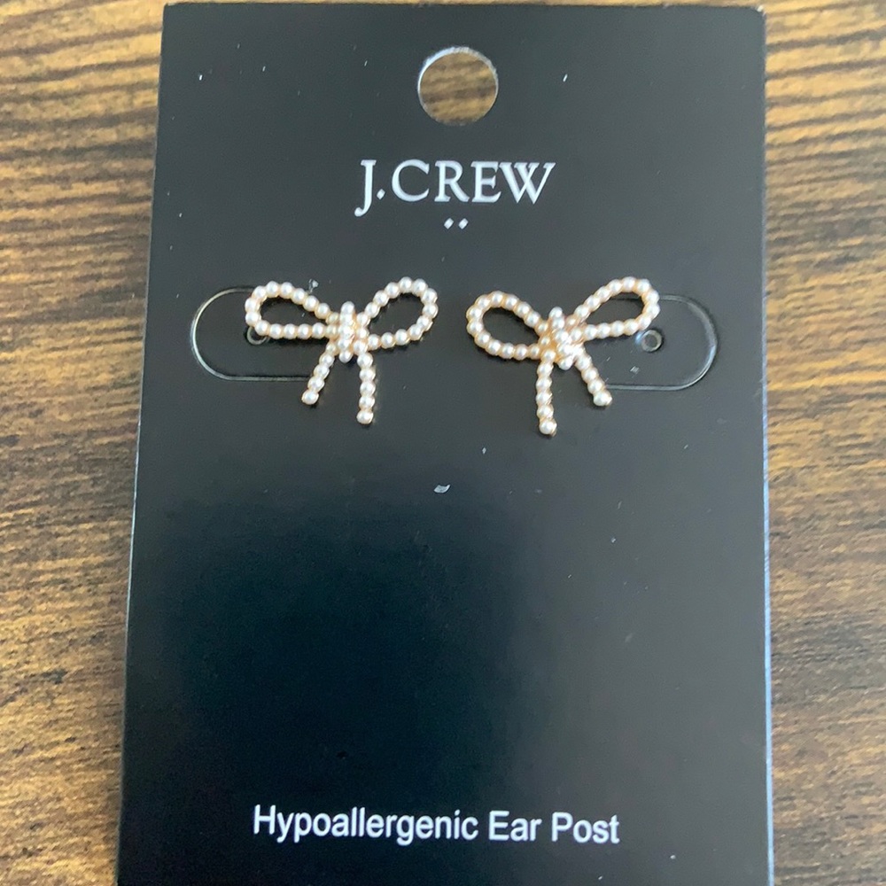 BNWT Pearl bow earrings